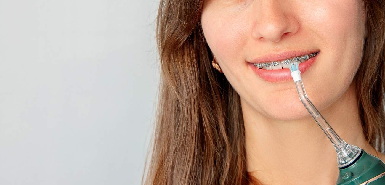 Cómo usar un irrigador dental con brackets en 5 sencillos pasos